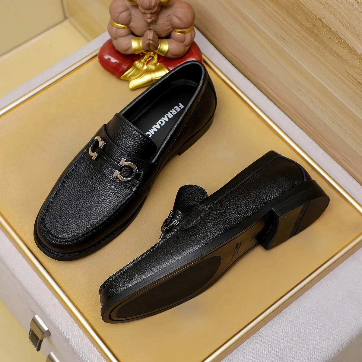 Men's shoes 💰460 🔥 Ferragamo new men's casual slip-on shoes 🇨🇳 Official website original 1:1 mold, original quality 💯 fine workmanship, high-end luxury ☘ The upper is made of imported Italian first-layer cowhide 🌴 Luxurious water dyeing 🐂 Leather lining 🍓 Rubber wear-resistant and non-slip outsole, breathable and comfortable to wear 🍍 The first choice for high-taste men, color optional! Code number 38-44 (45.46. Customized)